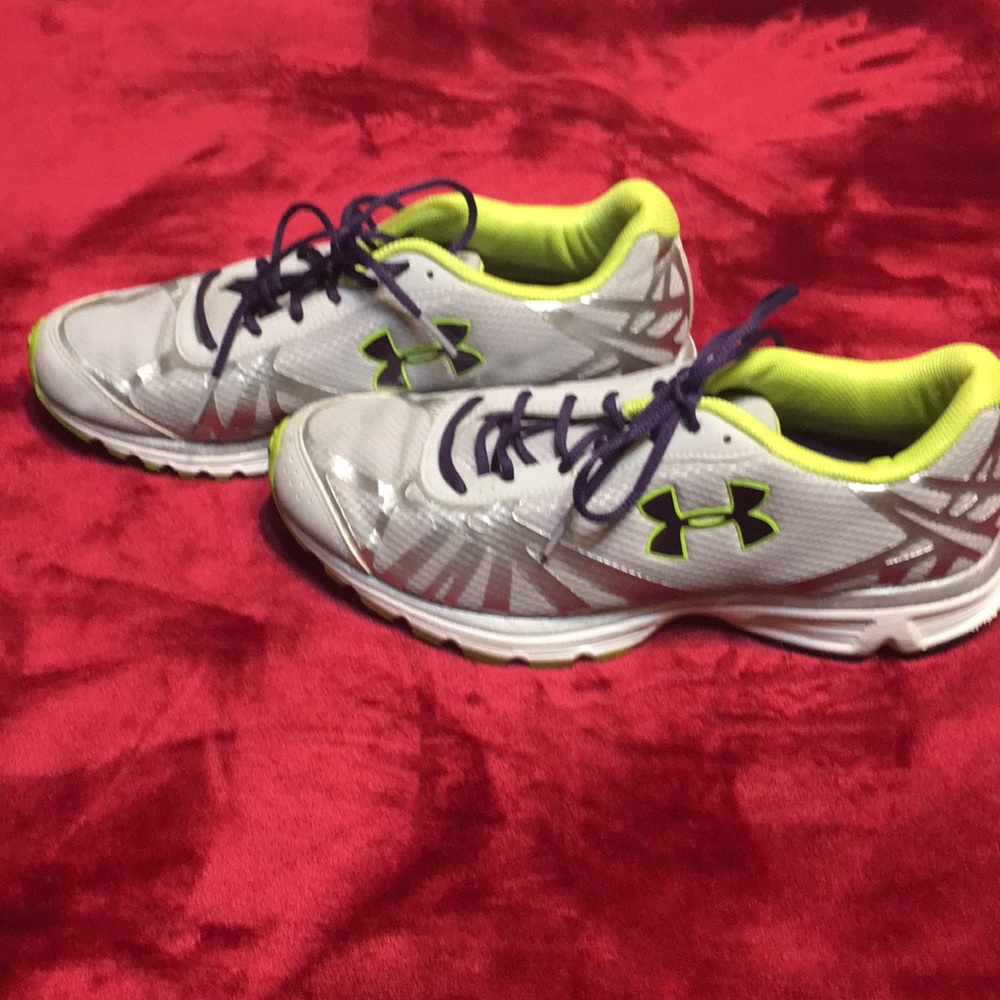 Tennis shoes